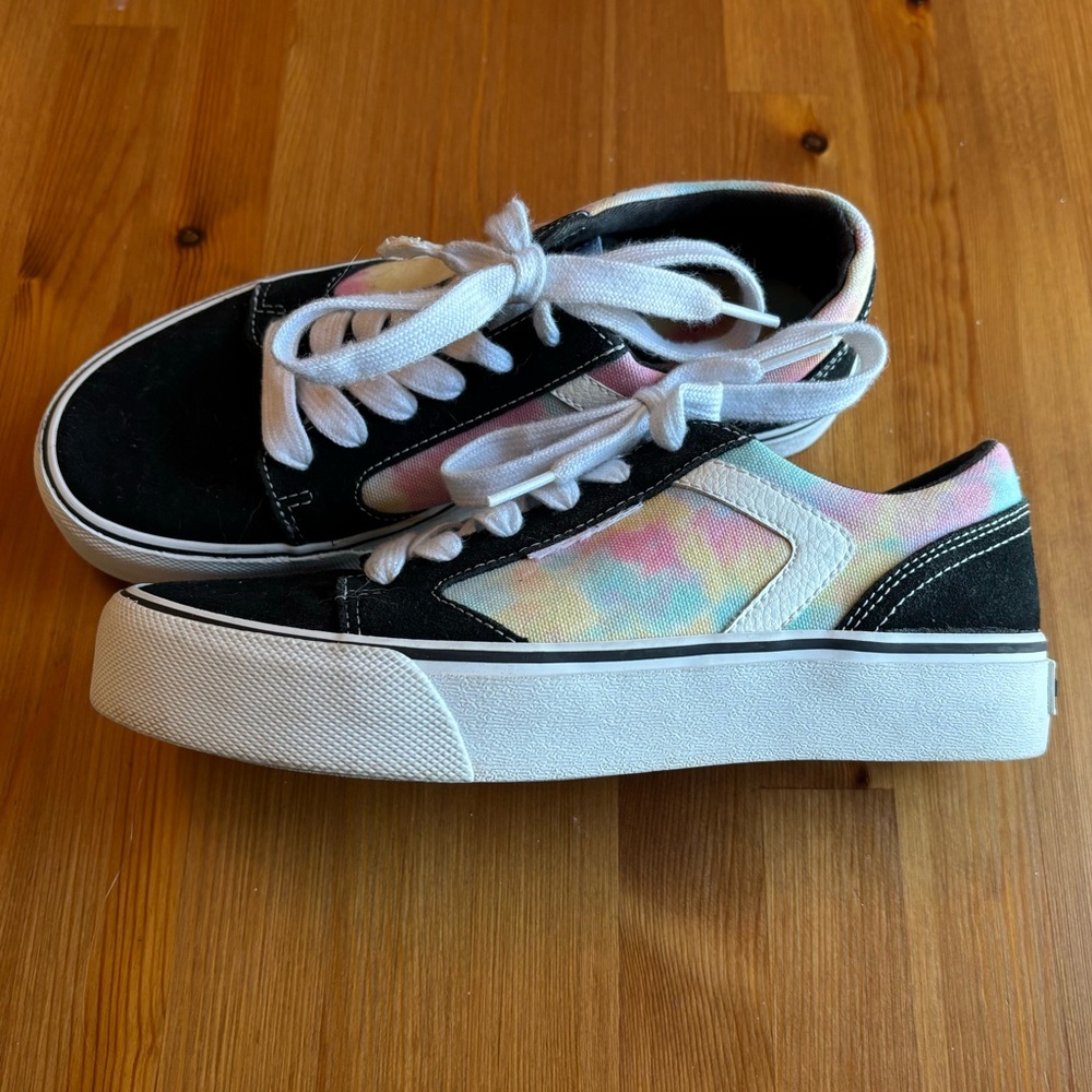 Vans Style Airwalk Sneakers